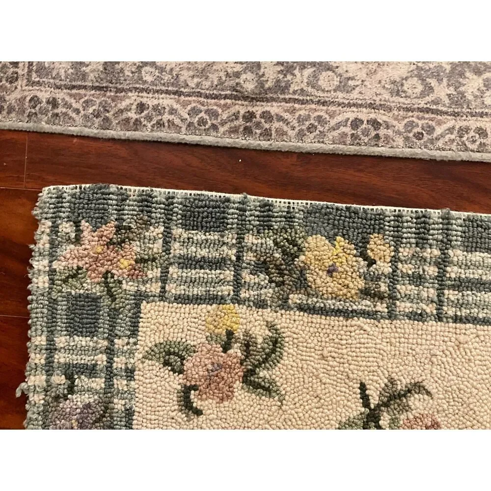 Vintage Shabby Cottage floral hook rug; pretty flower pattern